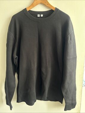 Uniqlo Black Crewneck Sweater